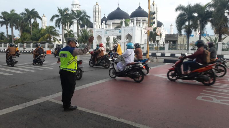 Personil Satlantas Polresta Banda Aceh melaksanakan kegiatan Strong Point Pagi, diseputaran kota Banda Aceh, Senin (11/9/2023) Pukul 06.30 wib 