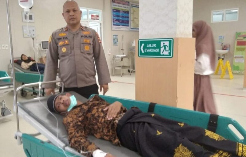 Kapolsek Panteraja, Antarkan Santri Dayah Thauthiatut Tarbiah ke RSUD Kabupaten Pidie Jaya
