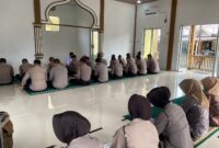 Personel Polres Simeulue Melaksanakan Binrohtal di Mesjid Babuttaqwa
