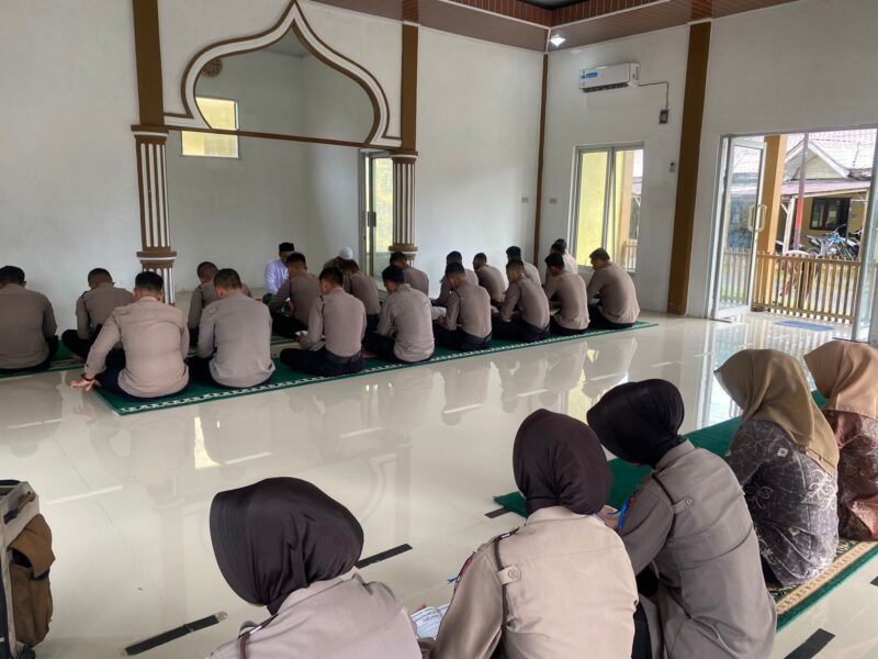 Personel Polres Simeulue Melaksanakan Binrohtal di Mesjid Babuttaqwa
