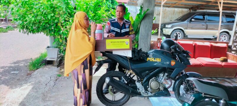 Bripka Ibnu, seorang anggota Bhabinkantibmas Gampong (Desa) Pande, Polsek Kutaraja wilayah hukum Polresta Banda Aceh yang berkeliling sembari menawarkan minum herbal jahe merah gratis kepada masyarakat.