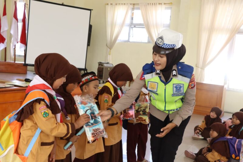 Polres Bener Meriah Menggelar Sosialisasi Rambu-rambu Lalu Lintas Kepada Anak Usia Dini
