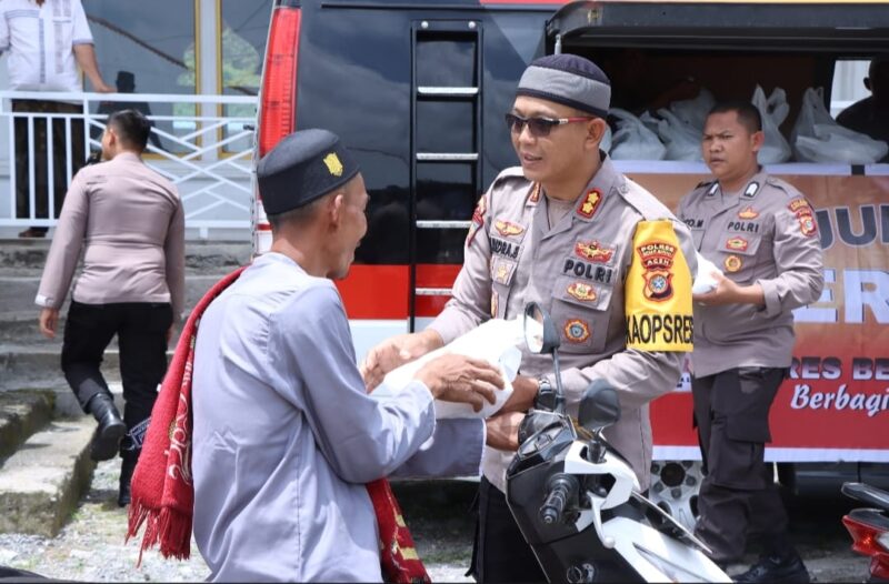 Kapolres Bener Meriah Bagikan Ratusan Bingkisan Makan Siang kepada Jamaah Solat Jumat di Masjid Babbunasihin Kampung Timang Gajah
