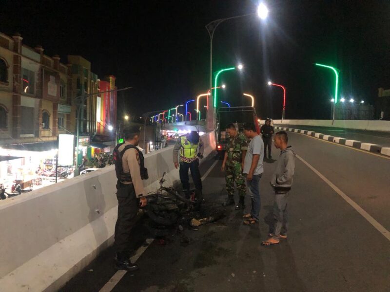 Personel Polsek Lueng Bata Polresta Banda Aceh mengamankan satu unit sepeda motor jenis Matic Merk Yamaha Mio Soul yang terbakar di jembatan Flyover Simpang Surabaya Banda Aceh, Sabtu (16/9/2023) malam.