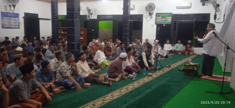 Sejumlah warga Kelurahan Purwosari, Kecamatan Metro Kota, Lampung, saat menghadiri kegiatan pengajian dalam momen menyambut Maulid Nabi Besar Muhammad, SAW di Masjid At Taufik kelurahan setempat, menyatakan menolak adanya intoleransi, radikalisme dan Terorisme