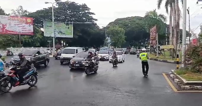 Personil Satlantas Polresta Banda Aceh melaksanakan kegiatan Strong Point Pagi, diseputaran kota Banda Aceh, Rabu  (20/9/2023) Pukul 06.30 wib.