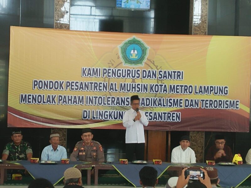 Para Santri yang bernaung dibawah Pondok Pesantren Al Muhsin, Kota Metro Utara, Lampung, Kamis (21/9/2023) pagi melakukan deklarasi menolak Paham Intoleransi, Radikalisme dan Terorisme.