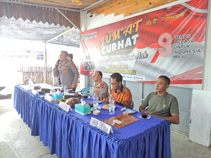 kegiatan Jum'at Curhat Kapolresta Banda Aceh bersama dengan Muspika dan tokoh masyarakat Kecamatan Meuraxa Wilayah Hukum Polresta Banda Aceh, dalam persiapan menghadapi pemilu tahun 2024, bertempat di Warkop Chek Tuke Gampoeng Lambung Kec.Meuraxa
Kota Banda Aceh Jum'at  (22/9/2023 Pukul :09.00 wib.