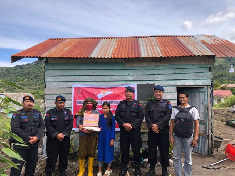 Personel Satuan Brimob Polda Aceh Telah Berhasil Mendistribusikan Bantuan Sosial Sembako Kabupaten Bener Meriah, Selasa (26/09/2023).