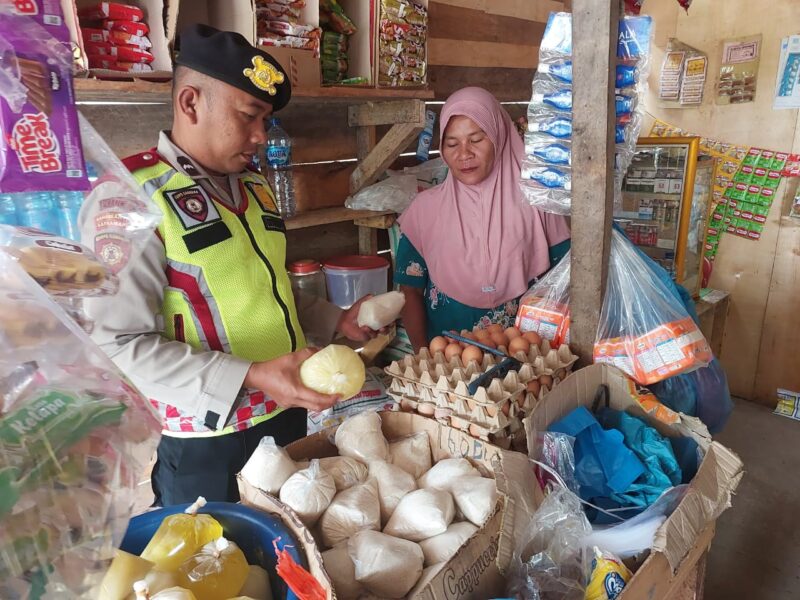 Personel Polsek Mesidah Monitoring Ketersediaan Bahan Pokok
