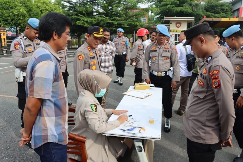 Kapolres Aceh Tenggara dan Tim Propam Gelar Pengecekan Personel dan Tes Urine Pasca Apel Pagi
