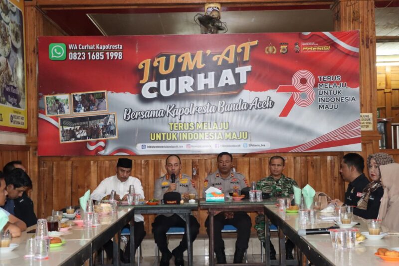 Jumat Curhat Kapolresta Banda Aceh  bersama unsur Muspika Baiturrahman, Panwascam, P2K dan PKD berlangsung di Chek Yuke Tepi Kali, Banda Aceh, Jumat (29/9/2023) 