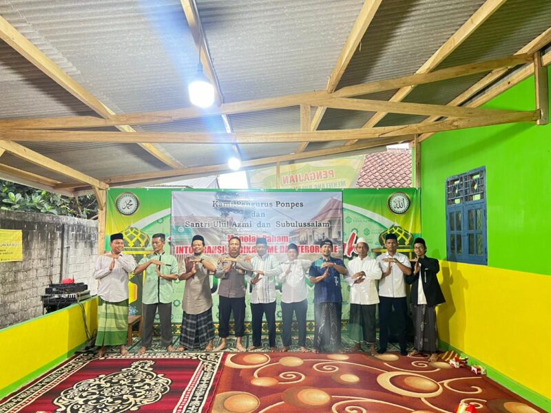 Pengurus dan Santri Yayasan Ulul Azmi Tiyuh Kibang Budi Jaya, Kecamatan Lambu Kibang, Kabupaten Tiulang Bawang Barat, Provinsi Lampung, Sabtu (30/9/2023)