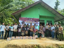 Kapolres Aceh Utara memberikan secara simbolis rumah layak huni serta santunan anak yatim-piatu