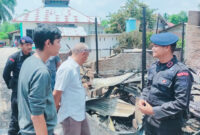  Satuan Brimob Polda Aceh menyalurkan lagi sedikit bantuan untuk warga yang mengalami musibah kebakaran. 