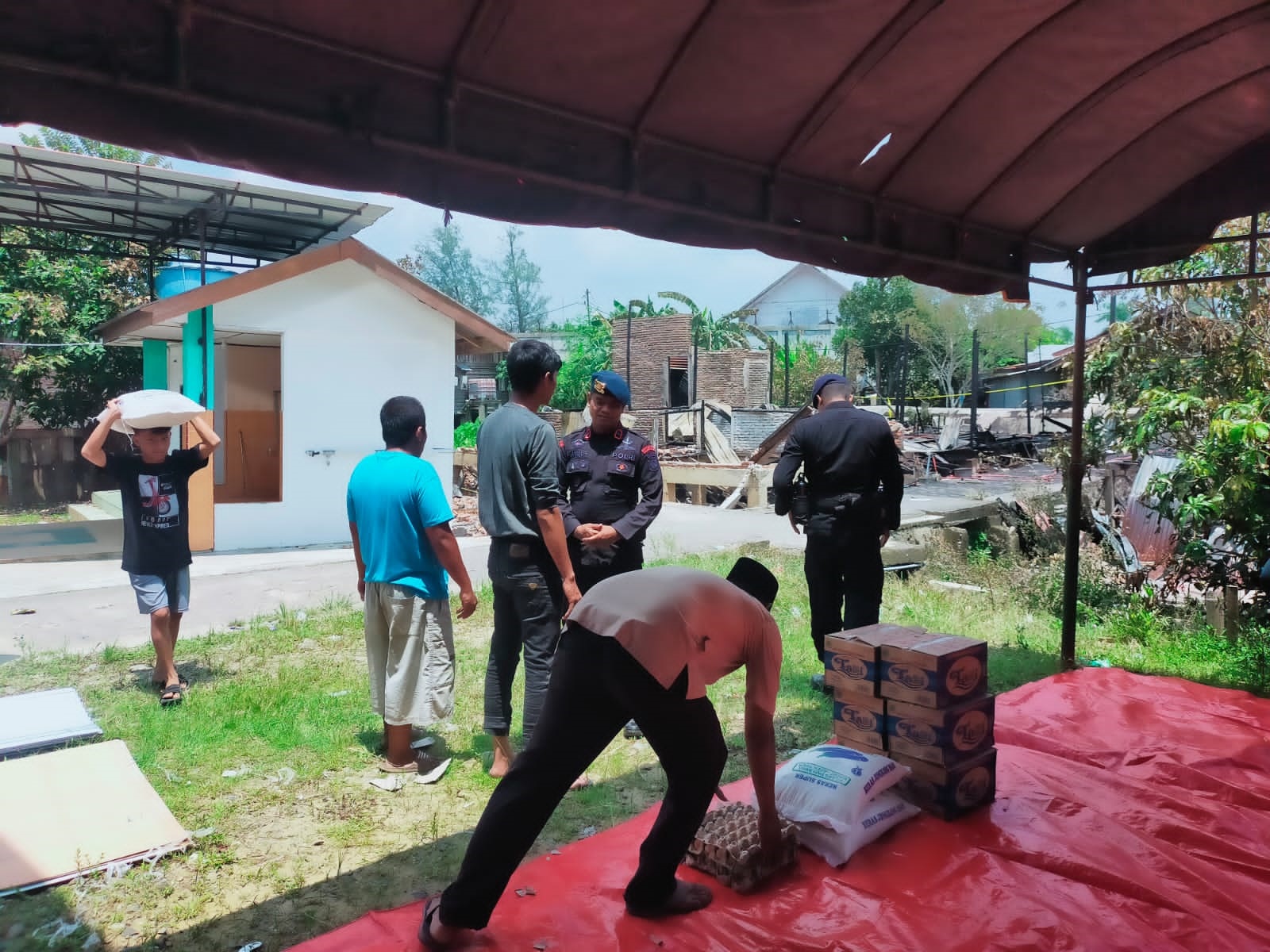 Pemberian Bantuan Sosial Dilakukan Satuan Brimob Polda Aceh