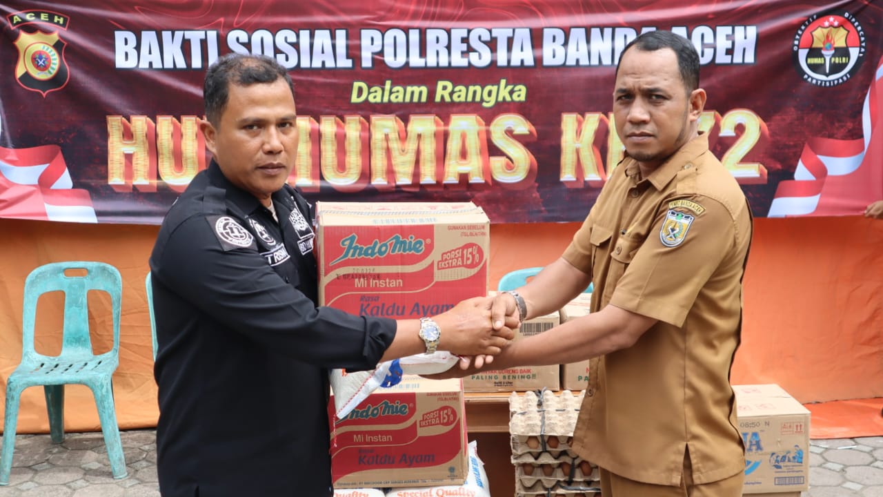 Kasi Humas Polresta Banda Aceh menyalurkan 20 paket bantuan sosial (bansos) Selasa 4/9/2023