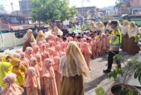 Polisi Sosialisasi Pengenalan Tentang Pekerjaan Polisi Dan Cinta Negara Kepada Murid Taman Kanak-Kanak
