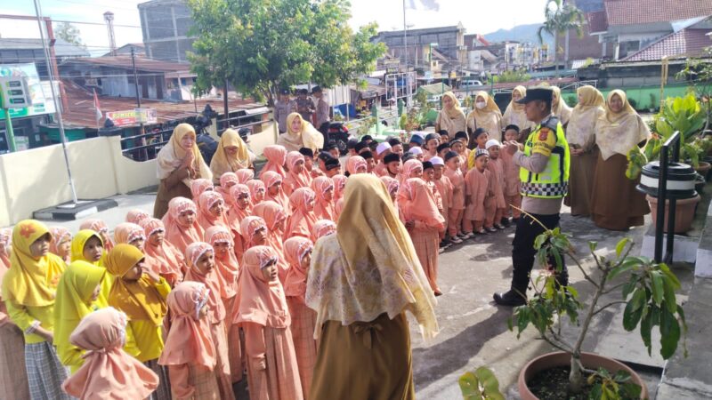 Polisi Sosialisasi Pengenalan Tentang Pekerjaan Polisi Dan Cinta Negara Kepada Murid Taman Kanak-Kanak
