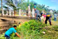  Satbrimob Polda Aceh Batalyon B Pelopor mengerahkan Personelnya untuk aksi Gerakan Jum'at Bersih Masal, Lhokseumawe (GERMAS), Jum'at (06/10/2023).