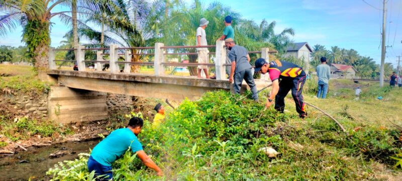  Satbrimob Polda Aceh Batalyon B Pelopor mengerahkan Personelnya untuk aksi Gerakan Jum'at Bersih Masal, Lhokseumawe (GERMAS), Jum'at (06/10/2023).