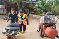  Personel Brimob Kompi 4 Batalyon B Pelopor Satuan Brimob Polda Aceh membantu mengevakuasi barang-barang korban banjir di Desa Meunasah Meria Kecamatan Matangkuli Kabupaten Aceh Utara., Jum'at (06/10/2023). 