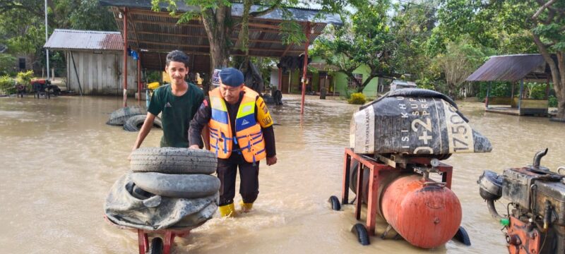  Personel Brimob Kompi 4 Batalyon B Pelopor Satuan Brimob Polda Aceh membantu mengevakuasi barang-barang korban banjir di Desa Meunasah Meria Kecamatan Matangkuli Kabupaten Aceh Utara., Jum'at (06/10/2023). 