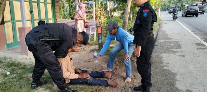 Anggota Brimob Polda Aceh Kompi 2 Batalyon B Pelopor patut untuk dicontoh,  Lantaran menolong orang tua dipinggir jalan,