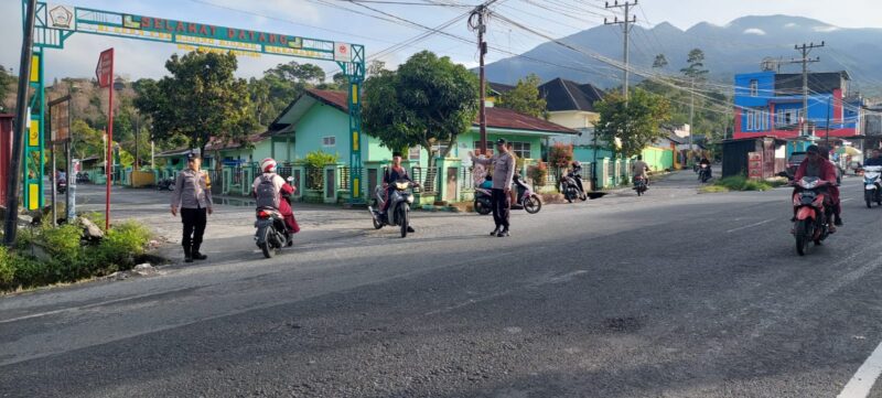 Personel Polsek Timang Gajah Lakukan Pengaturan Arus Lalu Lintas 
