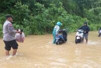 Personel Polsek Alafan Polres Simeulue Merespon Cepat untuk Membantu Masyarakat Terjebak Banjir