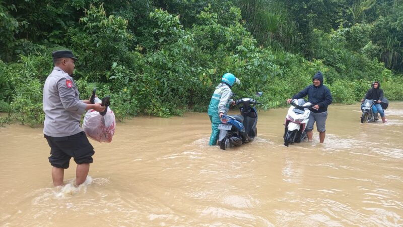 Personel Polsek Alafan Polres Simeulue Merespon Cepat untuk Membantu Masyarakat Terjebak Banjir