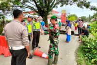 Personel Sat Lantas  Amankan dan Alihkan Arus Lalu Lintas setelah Jembatan Desa Amaiteng Ambruk