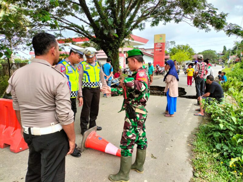 Personel Sat Lantas  Amankan dan Alihkan Arus Lalu Lintas setelah Jembatan Desa Amaiteng Ambruk