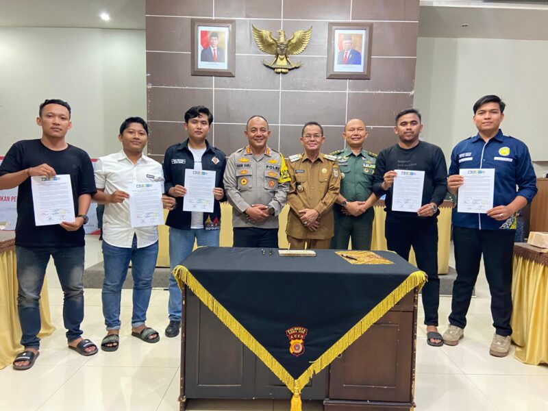 Perdamaian ini berlangsung di Mapolresta Banda Aceh, Senin (23/10/2023) sore, berkat inisiasi Kapolresta, Kombes Pol Fahmi Irwan Ramli bersama unsur forkopimda kota Banda Aceh.