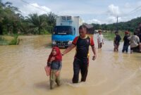 Brimob Polda Aceh Kompi 2 Batalyon C Pelopor terjun kelokasi banjir guna membantu masyarakat di Desa Danau Tras Kecamatan Simpang Kiri Kota Subulussalam. Jumat, (27/10/2023)