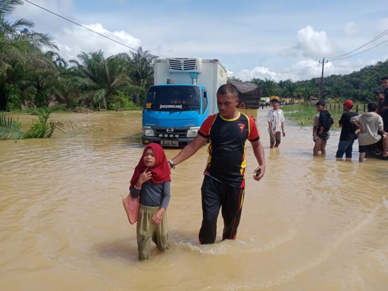 Brimob Polda Aceh Kompi 2 Batalyon C Pelopor terjun kelokasi banjir guna membantu masyarakat di Desa Danau Tras Kecamatan Simpang Kiri Kota Subulussalam. Jumat, (27/10/2023)