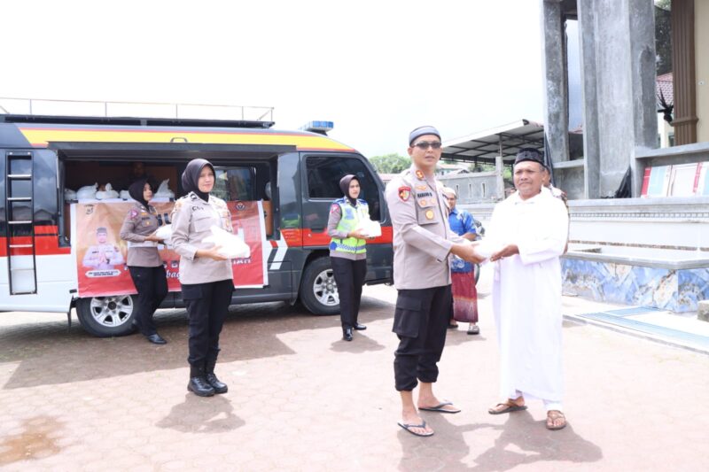 Kapolres Bener Meriah Gelar Kegiatan Jumat Bersih (Berbagi Kasih) Di Masjid Al -  Ikhlas, Kecamatan Bukit, Kabupaten Bener Meriah 
