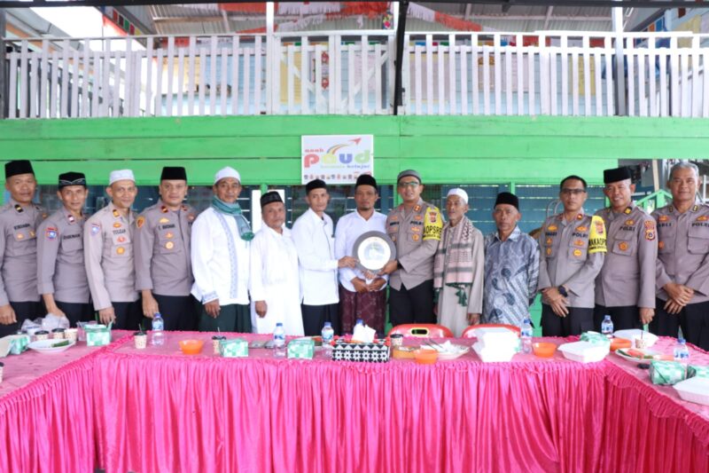 Kapolres Bener Meriah Gelar Jumat Curhat Di Balai Desa Kampung Sedie Jadi, Kecamatan Bukit, Kabupaten Bener Meriah.