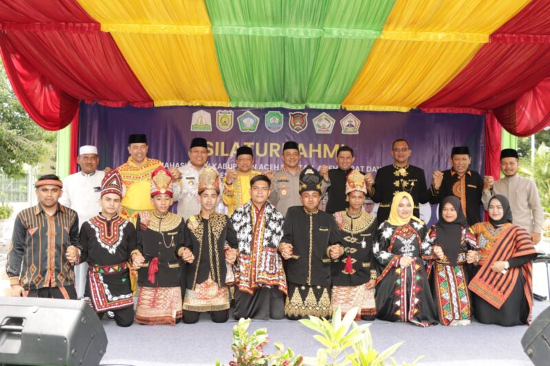 Polresta Banda Aceh melaksanakan proses Peuseujuk terhadap lima paguyuban mahasiswa yang sebelumnya bentrok di SMKN 123 Lhong Raya, Banda Aceh, Minggu (5/11/2023).