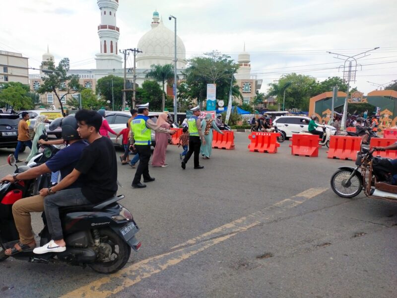 Satuan Lalulintas Polresta Banda Aceh melaksanakan kegiatan Pengaturan Lalulintas dalam rangkaian Pekan Kebudayaan Aceh ke-8 Tahun 2023  Banda Aceh 8 November 2023 Pukul 10,00 Wib