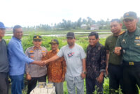 telah dilaksanakan pemasangan Patok Tapal Batas Gampong Tingkeum dengan Gampong Daroy Kameu di tanah perbatasan Gampong Tingkeum dengan Gampong Daroy Kameu Kec. Darul Imarah Kab Aceh Besar. Kamis 23 November 2023, sekira pukul 11.30 wib