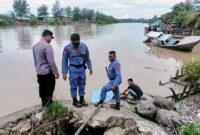 Korban bernama Rainal Saputra (22), warga asal Simeulue dan terdata sebagai mahasiswa Universitas Serambi Mekkah. Selama ini ia tinggal di sebuah kos di belakang kampusnya. 