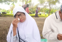 warga melantunkan doa dan ayat-ayat Al-Qur’an di kuburan massal tsunami di Ulee Lheue, Kecamatan Meuraxa, Kota Banda Aceh, Selasa (26/12/2023) pagi. Mereka berziarah untuk mengenang 19 tahun tsunami Aceh.