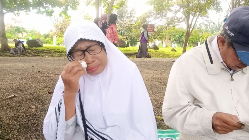 warga melantunkan doa dan ayat-ayat Al-Qur’an di kuburan massal tsunami di Ulee Lheue, Kecamatan Meuraxa, Kota Banda Aceh, Selasa (26/12/2023) pagi. Mereka berziarah untuk mengenang 19 tahun tsunami Aceh.