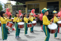 Ratusan peserta drum band di Banda Aceh mengikuti latihan bersama di Polresta Banda Aceh, Minggu (10/12/2023).