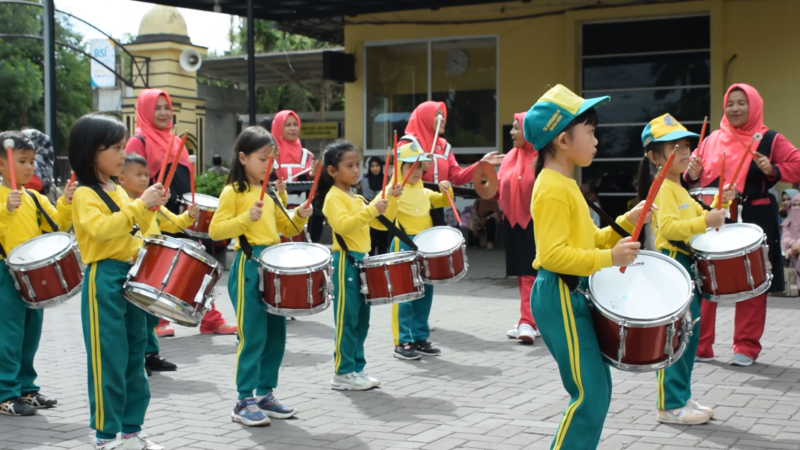 Ratusan peserta drum band di Banda Aceh mengikuti latihan bersama di Polresta Banda Aceh, Minggu (10/12/2023).