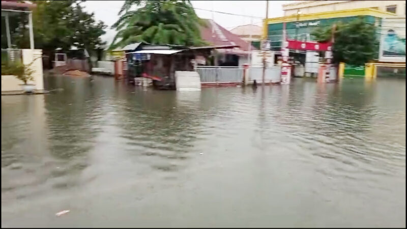 Hujan deras mengguyur kawasan Kota Lhokseumawe,25/12/2023