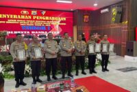 Kapolresta Banda Aceh, Kombes Pol Fahmi Irwan Ramli menerima penghargaan dari Kapolda Aceh Irjen Pol Achmad Kartiko di Gedung Presisi Polda Aceh, Rabu (13/12/2023).