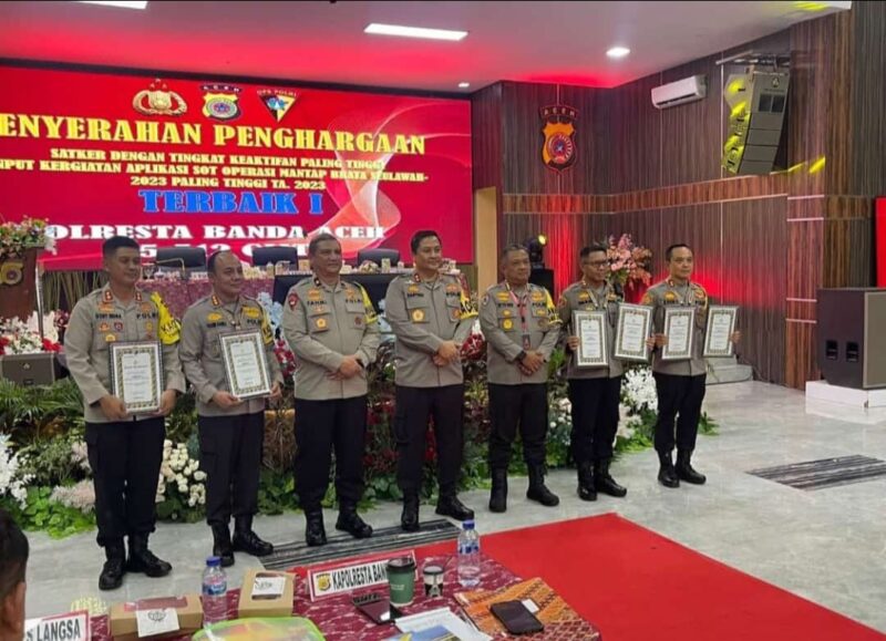 Kapolresta Banda Aceh, Kombes Pol Fahmi Irwan Ramli menerima penghargaan dari Kapolda Aceh Irjen Pol Achmad Kartiko di Gedung Presisi Polda Aceh, Rabu (13/12/2023).