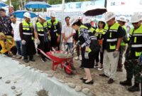 Ket Foto : Bupati Poso dr. Verna G.M Inkiriwang bersama wakil gubernur Sulawesi Tengah Drs. H. Ma'mun Amir  dan didampingi segenap Forkompinda kabupaten Poso, saat meletakkan batu pertama untuk pembangunan RSUD kabupaten Poso Sulawesi Tengah, di Desa Maliwuko, (Jumat 1 Maret 2024) FOTO STENLLY